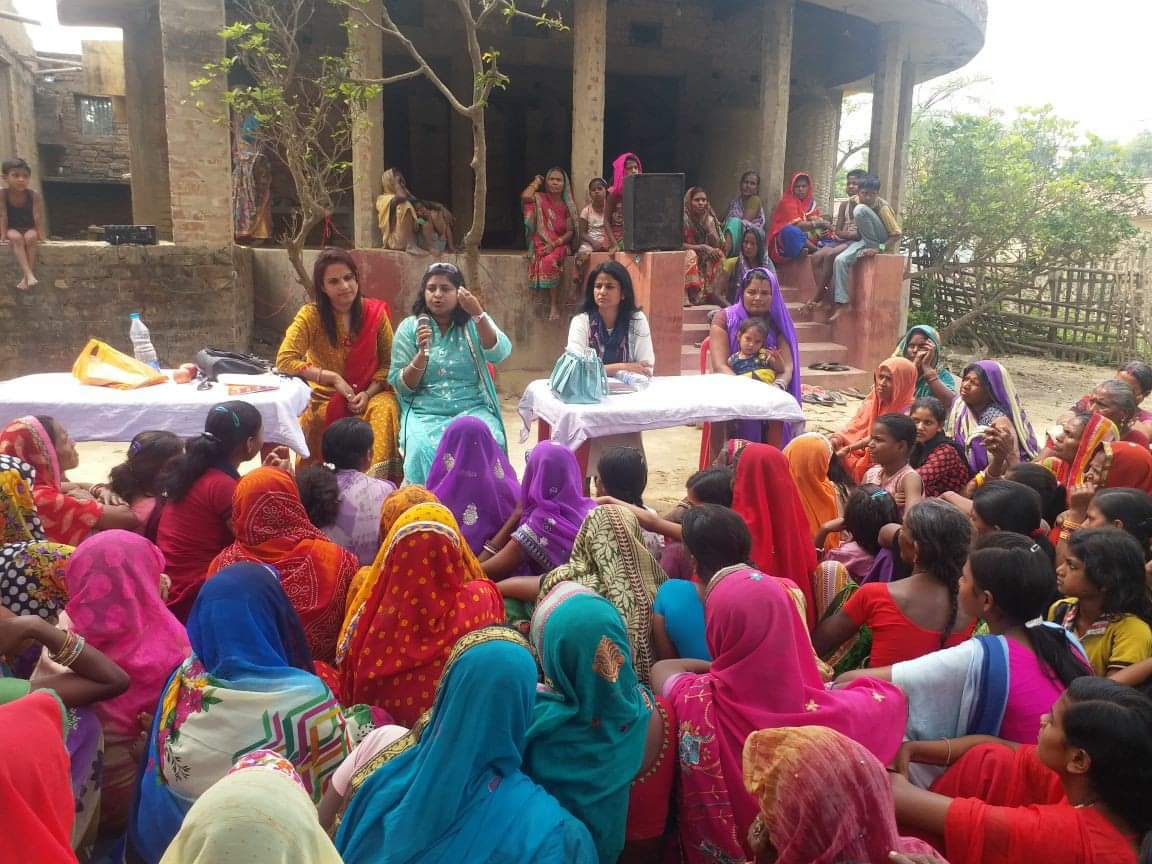 amrita educating woman about usage of menstrual pads