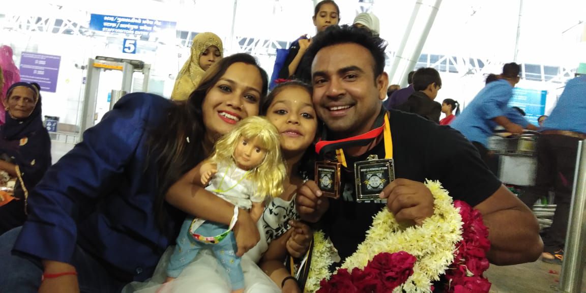 dharini with her family while receiving award