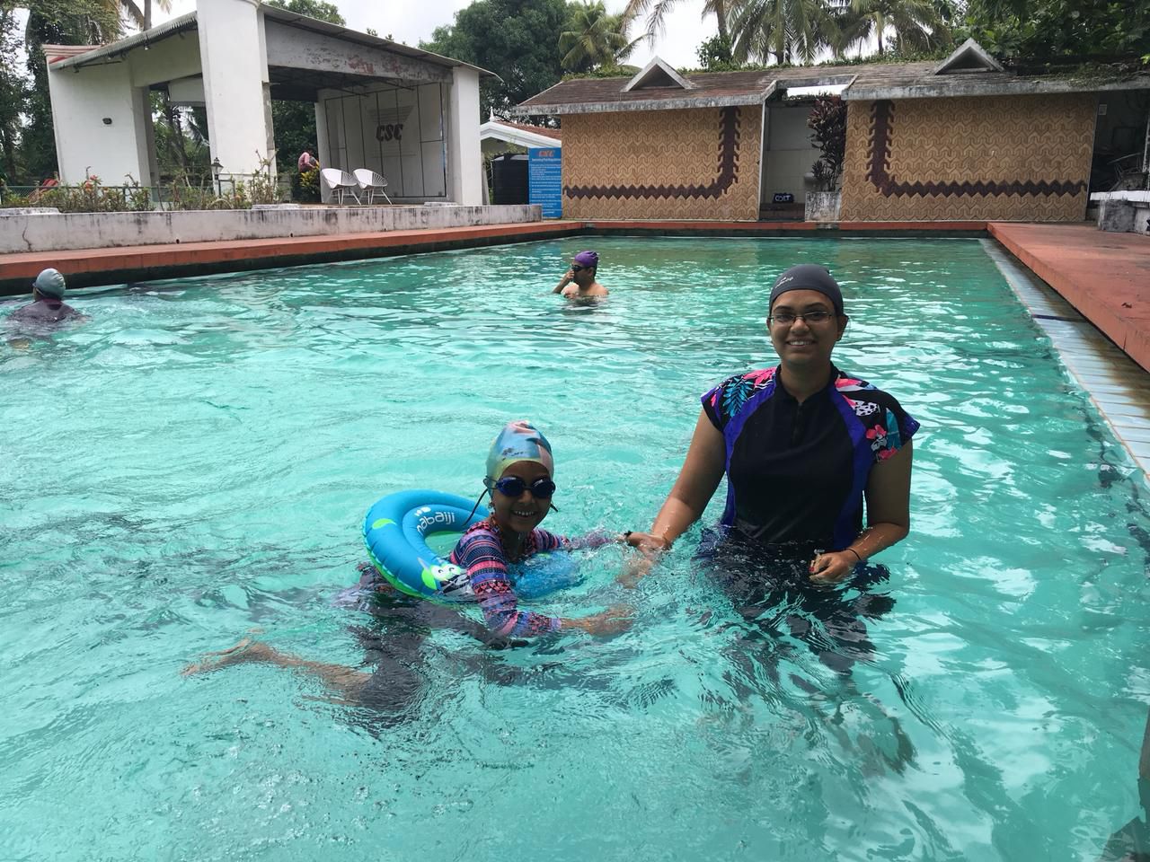 nandita playing with her daughter in swimming pool