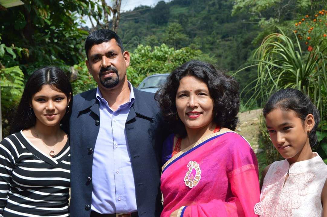 mala nirola with husband and daughters