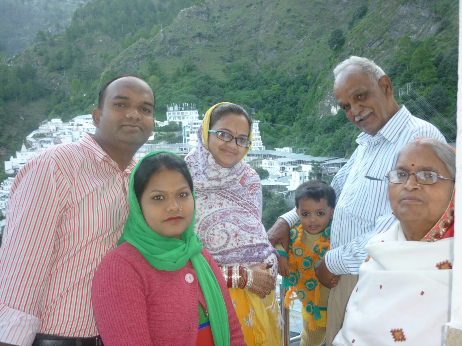 pregnant rekha with family